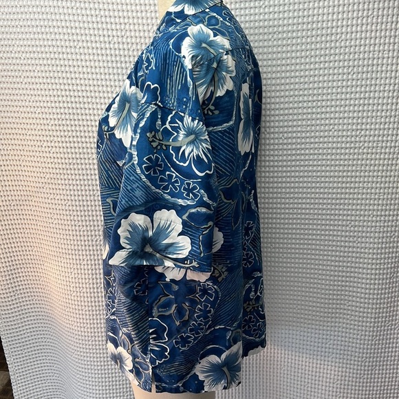 Box-Office Island Blues and White Casual Beachy Print Shirt. Size Large. EUC. - Picture 2 of 6